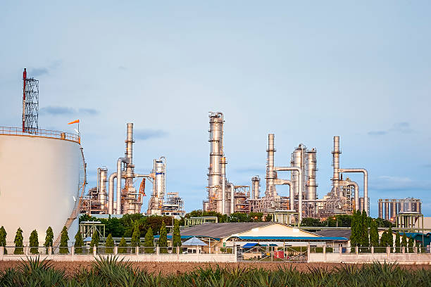 petrolio e gas refinery- stabilimento petrolchimico - industry landscaped oil industry powder blue foto e immagini stock