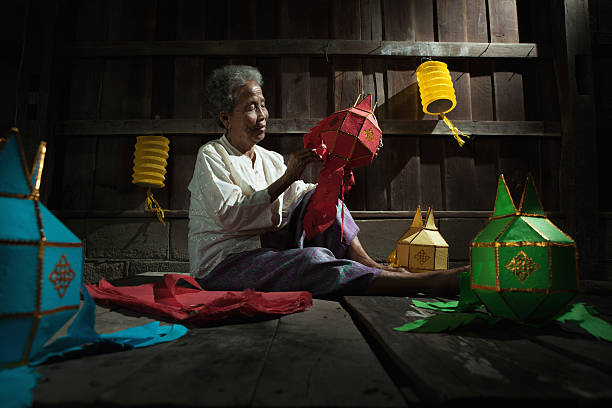 タイ歳の女性のために作られた yeepeng ランタン祭り - underdeveloped ストックフォトと画像