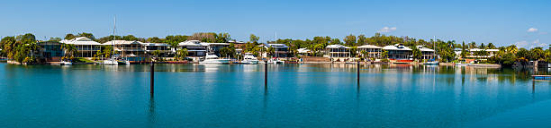 cullen bay, darwin, australien - darwin australia northern territory harbor stock-fotos und bilder