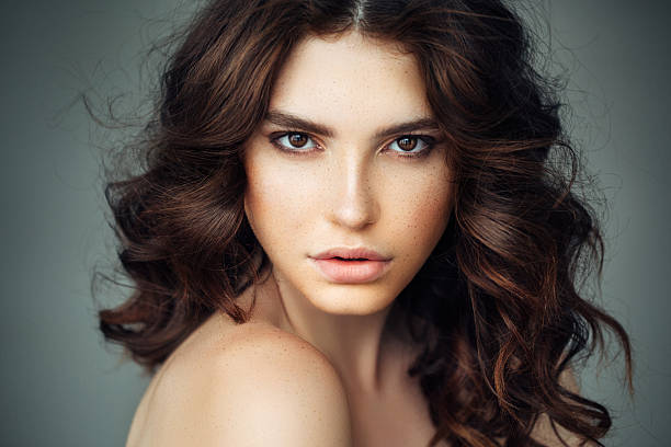 foto de estudio del joven hermosa mujer - brown eyes fotografías e imágenes de stock