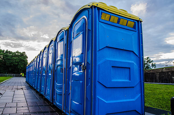 linha de produtos químicos e portátil sanitários - portable toilet - fotografias e filmes do acervo