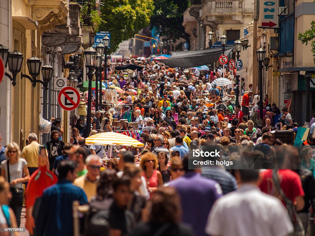 Crowdes には、サンテルモ日曜日のストリートマーケット、ブエノスアイレス - アルゼンチンのロイヤリティフリーストックフォト