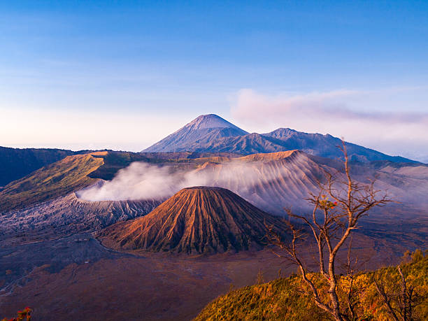 gunung bromo-vulkan indonesiens - bromo crater stock-fotos und bilder