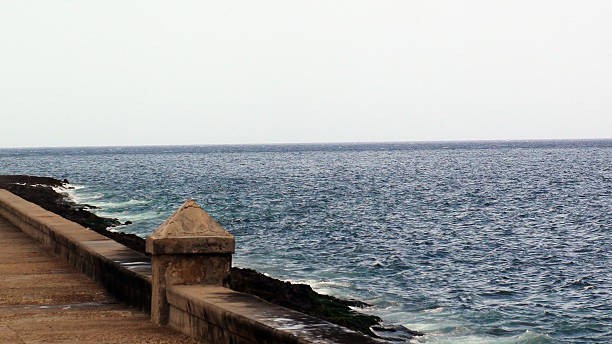 widok malecon morze w hawanie, kuba - capital cities retaining wall malecon coastline zdjęcia i obrazy z banku zdjęć