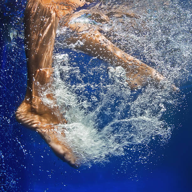 水中写真の女性レッグスのプール - 水治療 ストックフォトと画像