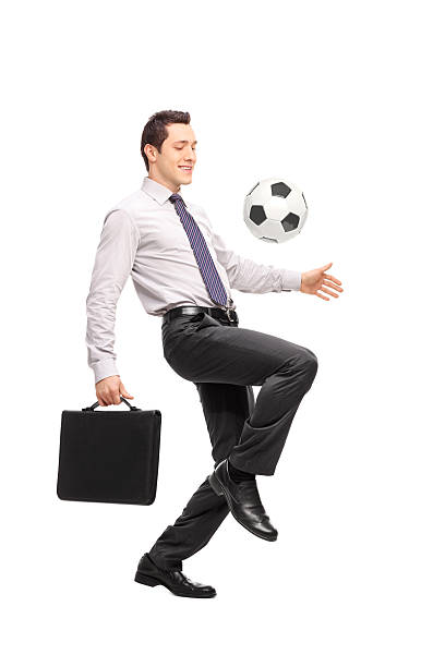 бизнесмен, держа портфель и жонглирования футбольный - juggling business businessman ball стоковые фото и изображения