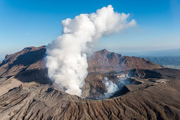 vue aérienne du mont aso, un volcan actif de kyushu - caldera photos et images de collection