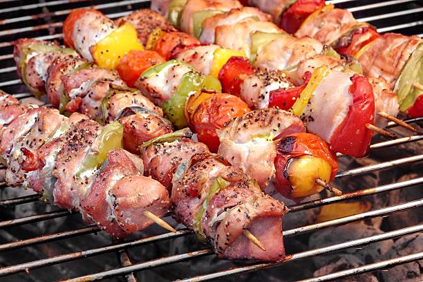 各種焼きの肉と野菜をフレミングのバーベキュ��ーグリル - barbecue grill broiling barbecue vegetable ストックフォトと画像