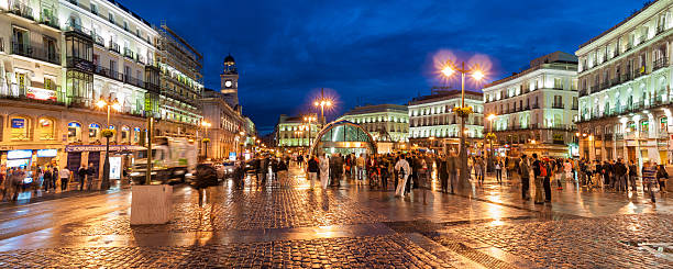 panorama di puerta del sol, madrid - puerto de sol foto e immagini stock