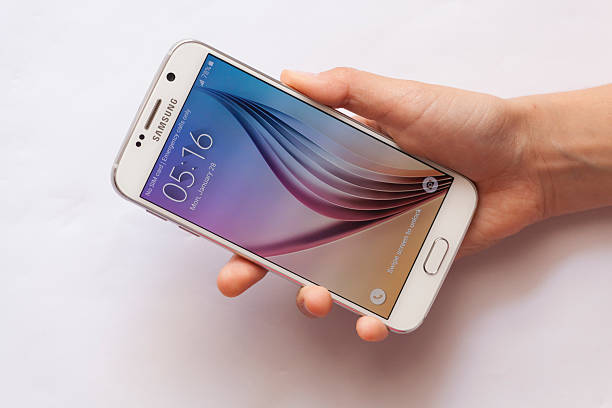 женщина руку с samsung s6 - studio shot technology ideas metal стоковые фото и изображения