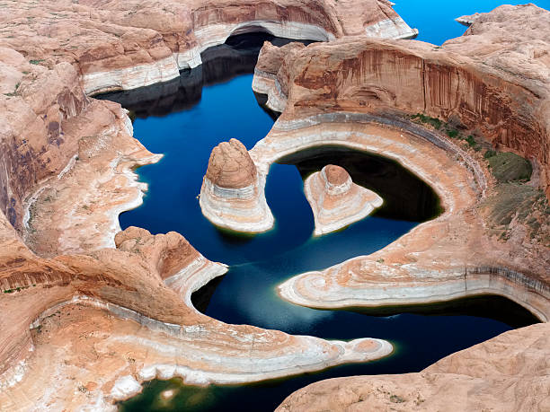 widok z lotu ptaka lake powell, odbicie canyon - canyon zdjęcia i obrazy z banku zdjęć