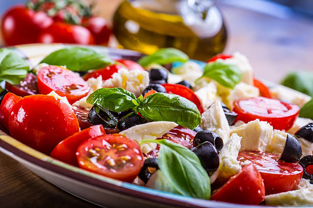 caprese. caprese-salat. italienische-salat. mediterraner salat. italienische küche. - olive oil salad mediterranean cuisine olive stock-fotos und bilder