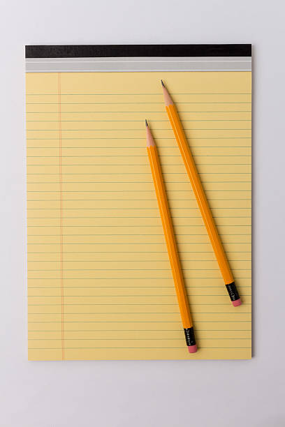 bloc-notes jaune et crayon deux - lined paper pencil wood sharp photos et images de collection