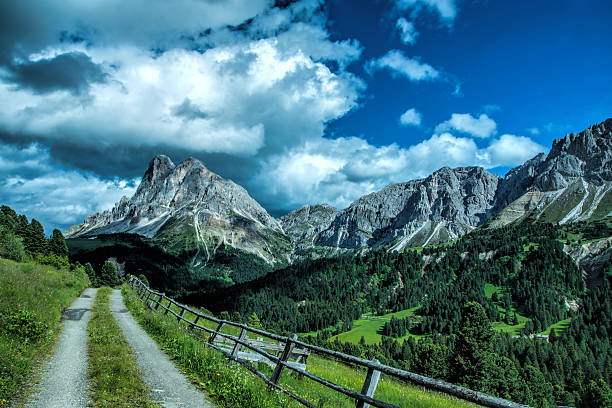 마운틴의 남왕-티롤 - country road fence road dolomites 뉴스 사진 이미지