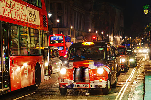 famoso taxi en una calle en la ciudad de londres - black cab fotografías e imágenes de stock