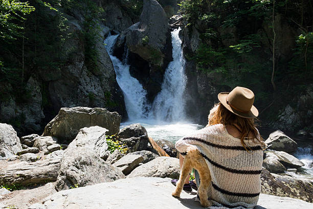 mulher e cão ver duplo cascata - berkshire mountains imagens e fotografias de stock