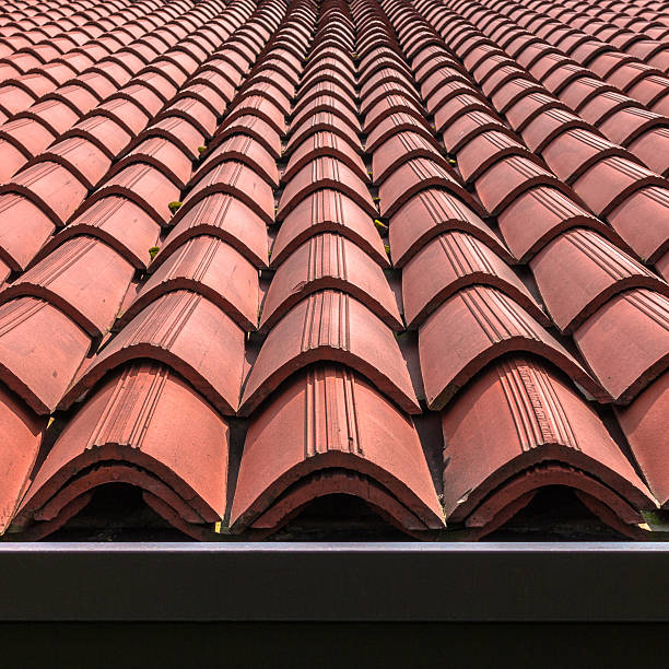 плитка на крыше - macro construction building activity roof tile стоковые фото и изображения