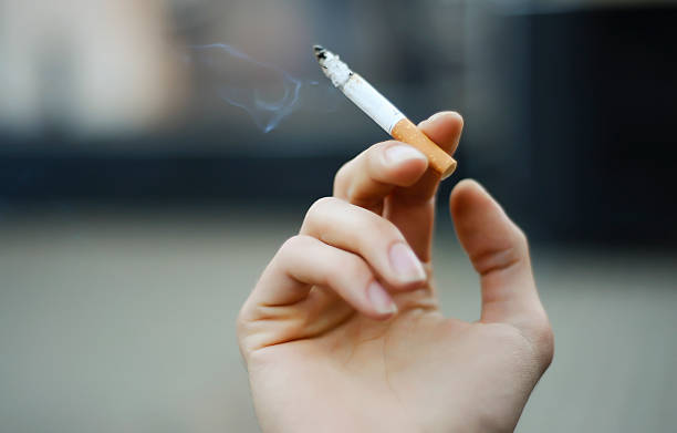 sigaretta in mano - tobacco foto e immagini stock