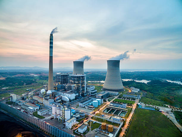 vista aérea del atardecer de tiempo - nuclear power station fotografías e imágenes de stock