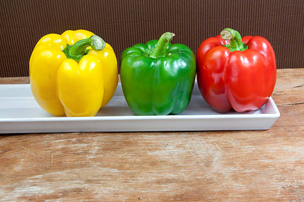 ピーマン新鮮な緑、赤、黄 - bell pepper pepper green bell pepper red ストックフォトと画像