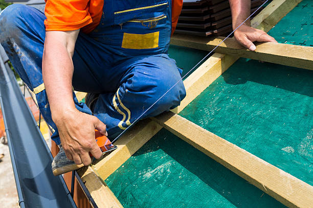 constructor de tejados prepairing en el último piso de madera en la construcción. - roof batten fotografías e imágenes de stock
