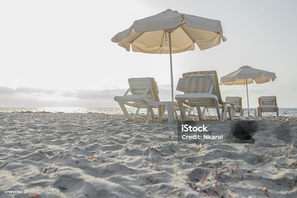 Playa de isla griega Kos, con sombrillas y camas solares - Foto de stock de Color crema libre de derechos