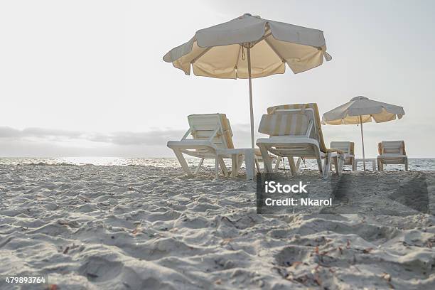 Playa De Isla Griega Kos Con Sombrillas Y Camas Solares Foto de stock y más banco de imágenes de Color crema