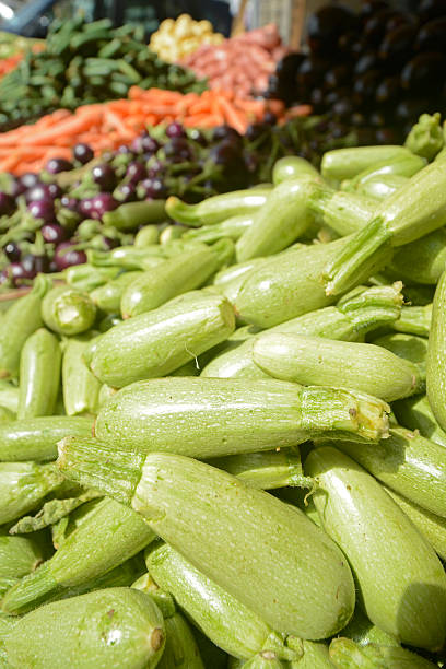 frische zucchini und gemüse auf den marktstand - eggplant group of objects raw food eating stock-fotos und bilder