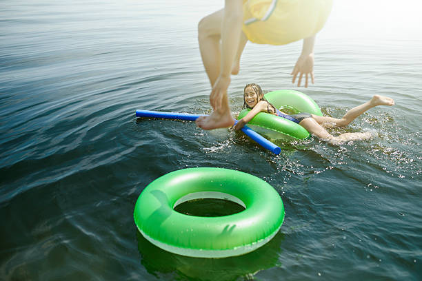 идеальный летний день - inner tube swimming lake water стоковые фото и изображения