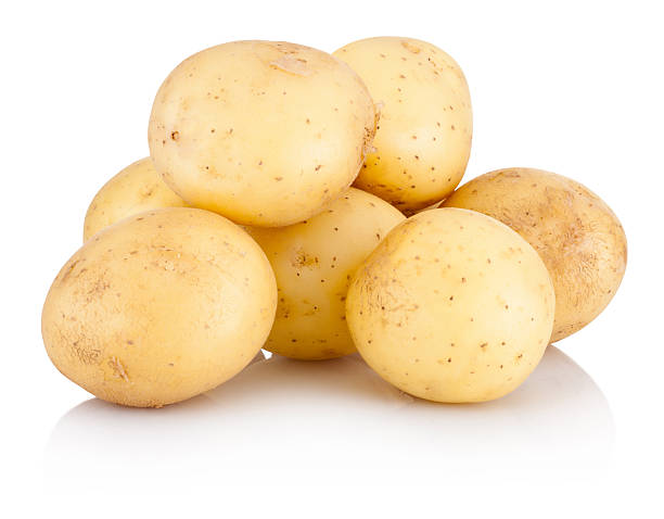 neue kartoffel isoliert auf weißem hintergrund - raw potato isolated vegetable white stock-fotos und bilder