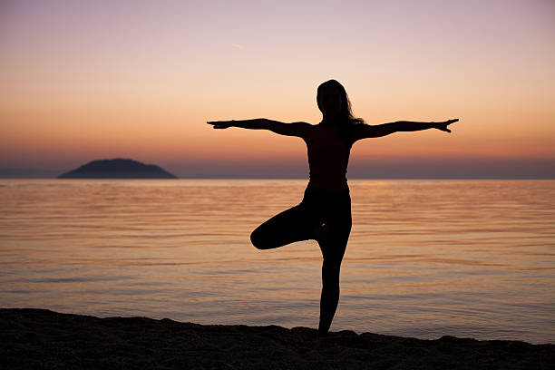 tiempo de yoga - equanimity fotografías e imágenes de stock