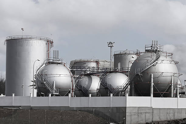 tanques de almacenaje de aceite de liberación prolongada - architecture chemical plant diesel fuel and power generation fotografías e imágenes de stock