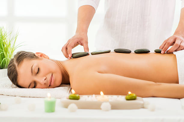 若い女性のスパでお楽しみの代替療法。 - lastone therapy spa treatment massaging massage therapist ストックフォトと画像