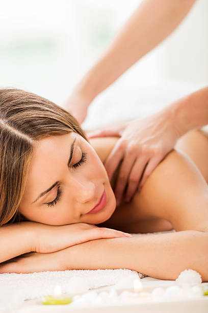 tyłu młoda kobieta otrzymania masażu w spa. - massaging massage therapist rear view human hand zdjęcia i obrazy z banku zdjęć