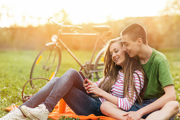 coppia di adolescenti in un pic-nic - couple blond hair social gathering women foto e immagini stock