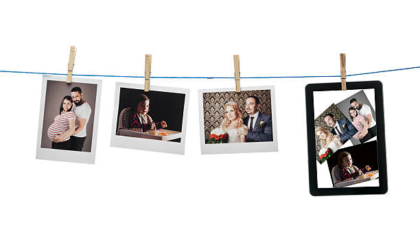drucke instant fotos hängen am seil und digitale tablet - polaroid transfer fotos stock-fotos und bilder