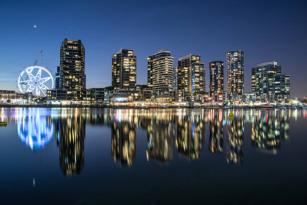 le front de mer, melbourne, en australie. - australia office building melbourne skyline photos et images de collection