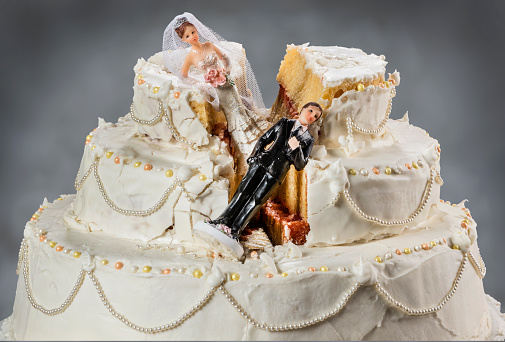 Novia y el novio de figuritas de colapso en cabaña de pastel de bodas photo