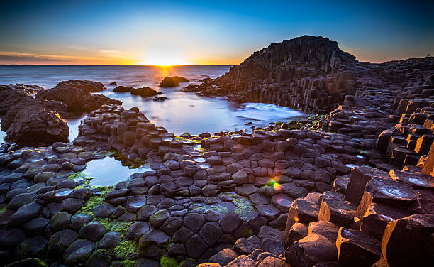 sunset over giants causeway, northern ireland. - 安特里姆郡 個照片及圖片檔