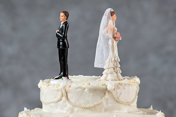 Spouses having their first disagreement Wedding cake spouses turning their backs to each other for emerging problems dividing photos stock pictures, royalty-free photos & images