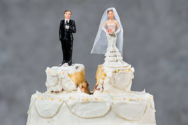 Wedding cake split Bride and groom separated by future doubts and possible problems wedding cake stock pictures, royalty-free photos & images
