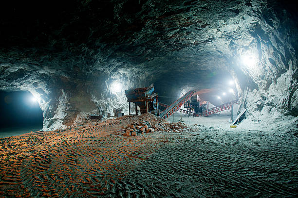 mine souterraine de travail - sous terre photos et images de collection