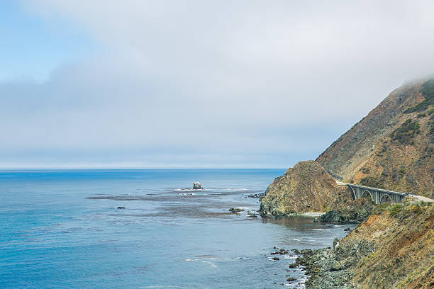 panorama der bixby creek-brücke - fog bridge california balance stock-fotos und bilder