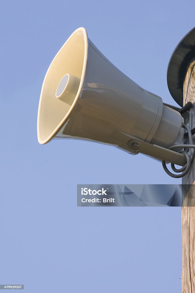 Corne en plastique gris loudspeaker bâton en bois plus clair, Bleu ciel - Photo de Bleu libre de droits
