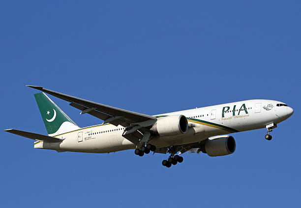 pakistán de compañías aéreas internacionales boeing 777-200lr - named airline fotografías e imágenes de stock