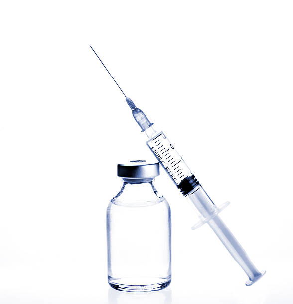 fiole et seringue - syringe injecting vaccination healthcare and medicine photos et images de collection