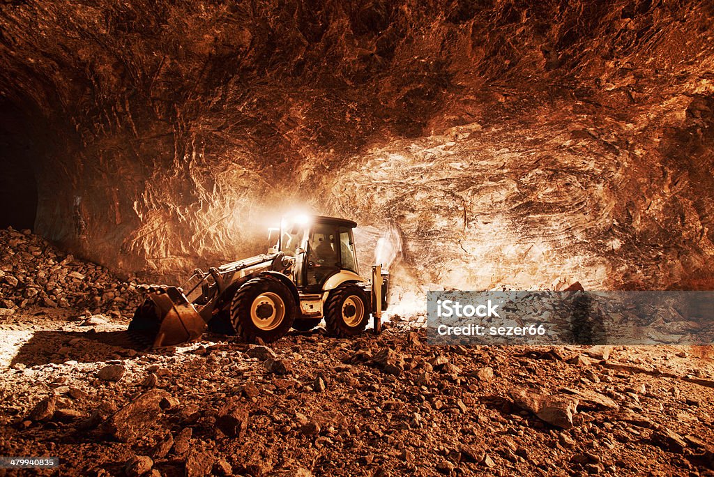 Miniera sotterranea di lavoro - Foto stock royalty-free di Industria mineraria