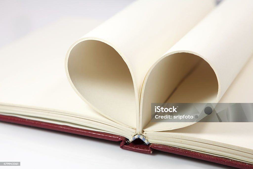 Vuoto aperto portatile con lenzuola piegate a forma di cuore - Foto stock royalty-free di Bianco