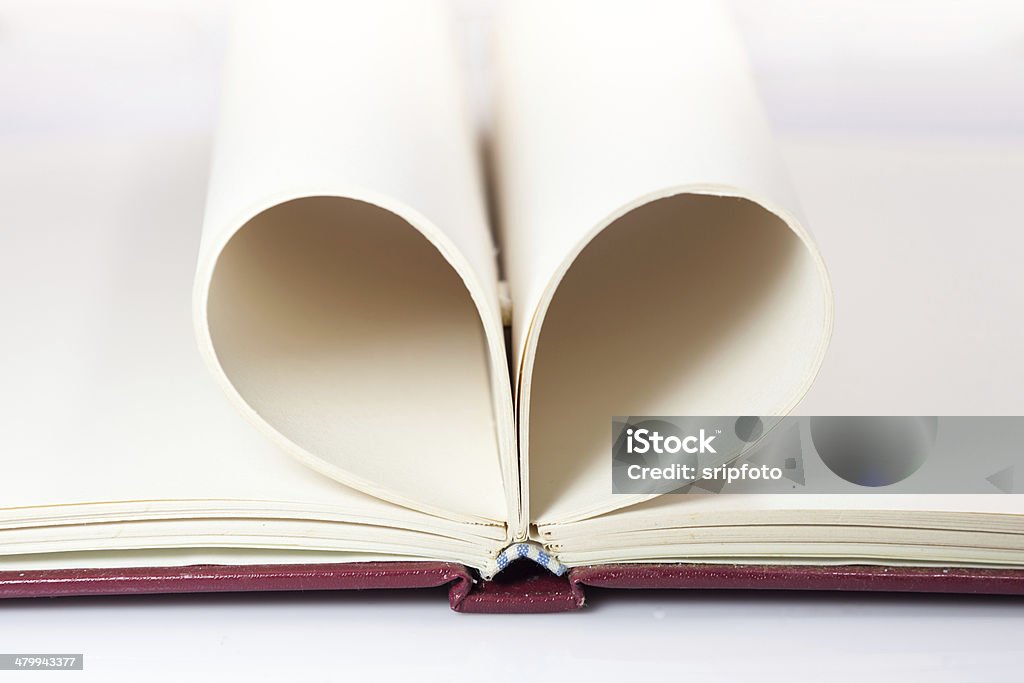 Aberto em branco caderno com lençóis dobrados em forma de coração - Foto de stock de Agenda royalty-free
