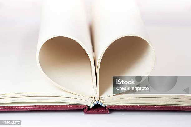 Foto de Aberto Em Branco Caderno Com Lençóis Dobrados Em Forma De Coração e mais fotos de stock de Agenda